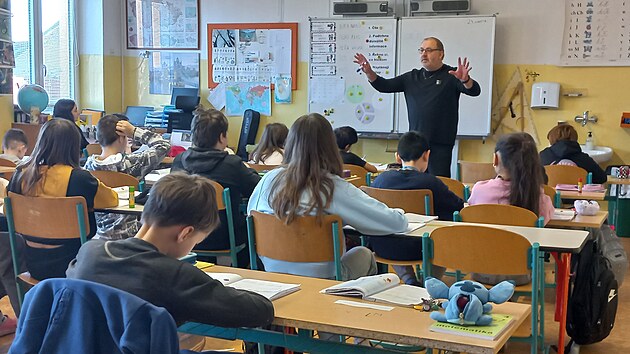 Při hodině matematiky nepřistupuj&iacute; rovnou k v&yacute;počtům &uacute;loh, učitel nejdř&iacute;ve podrobně vysvětluje zad&aacute;n&iacute;. (duben 2026)