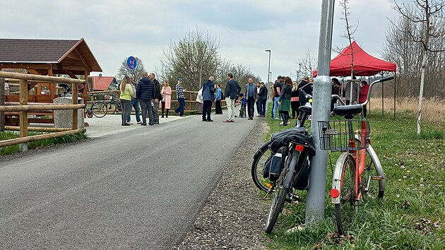Cyklostezka propojuje n&aacute;draž&iacute; a železničn&iacute; zast&aacute;vku, tedy jižn&iacute; a severn&iacute; č&aacute;st města. Podle starosty V&iacute;ta Rady je velmi frekventovan&aacute;. (duben 2026)
