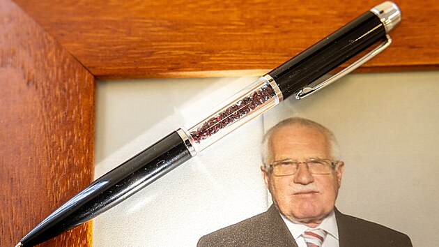 Symbolick&aacute; n&aacute;hrada za protokol&aacute;rn&iacute; pero, kter&eacute; si přisvojil exprezident V&aacute;clav Klaus, nese česk&yacute; symbol.
