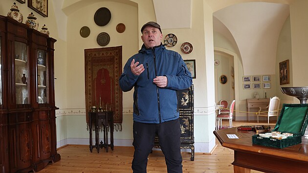 Posledn&iacute; dva s&aacute;ly na z&aacute;mku ve Slezsk&yacute;ch Rudoltic&iacute;ch zaplnily kuriozity. Lid&eacute; si je prohl&eacute;dnou od května. &bdquo;S&aacute;l kuriozit bude souč&aacute;st&iacute; běžn&eacute;ho okruhu. Druh&yacute; s&aacute;l, Venu&scaron;in, je určen&yacute; pro specializovan&eacute; prohl&iacute;dky s odborn&iacute;kem, kter&yacute; se zab&yacute;v&aacute; erotikou 18. stolet&iacute;,&ldquo; uv&aacute;d&iacute; kastel&aacute;n Tom&aacute;&scaron; Zemba (na sn&iacute;mku). (17. dubna 2026)