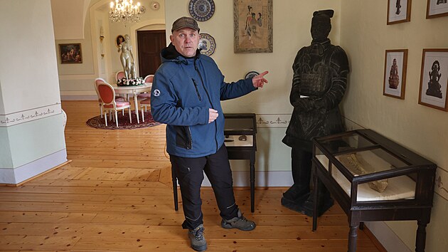 S&aacute;l kuriozit zdob&iacute; i socha asijsk&eacute;ho bojovn&iacute;ka. (17. dubna 2026)