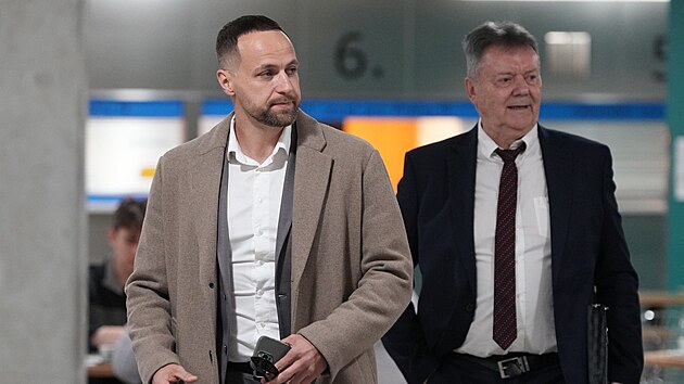 Majitele klubu FK Př&iacute;bram Jan Starka (vlevo) a Roman Berbr přich&aacute;z&iacute; k hlavn&iacute;mu l&iacute;čen&iacute; v kauze dezinfekce fotbalov&yacute;ch stadionů.