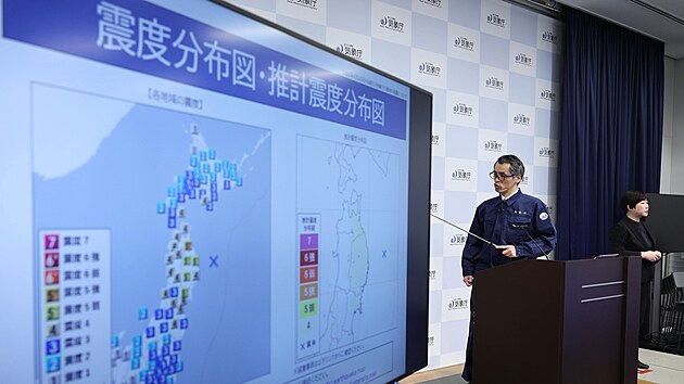 Japonská meteorologická služba (JMA) uspořádala tiskovou konferenci poté, co Japonsko zasáhlo silné zemětřesení. (20. dubna 2026)