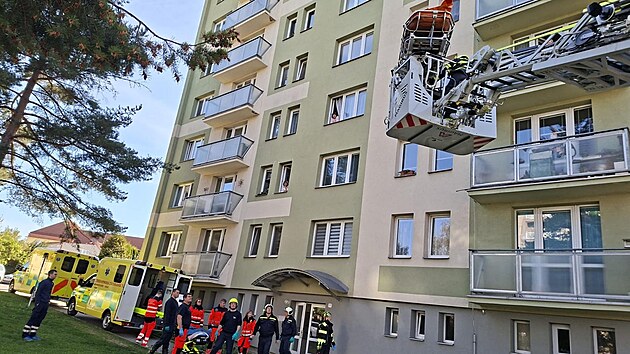 Pacienta snesli z bytu v panelov&eacute;m domě v Dačic&iacute;ch pomoc&iacute; plo&scaron;iny hasičů. (25. dubna 2026)