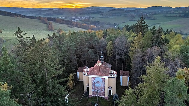Kalv&aacute;rie stoj&iacute; nad Česticemi. Pod&iacute;v&aacute;te se k n&iacute;, když vyraz&iacute;te na Včel&iacute; stezku.