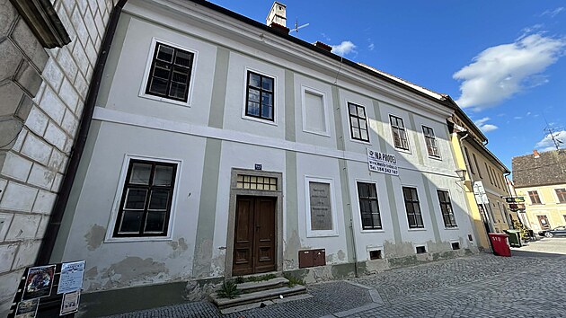 Třeboňsk&aacute; radnice prod&aacute;v&aacute; Krč&iacute;nův dům spojen&yacute; s v&yacute;znamnou osobnost&iacute; třeboňsk&eacute;ho rybn&iacute;k&aacute;řstv&iacute;, byť
nen&iacute; jist&eacute;, zda v něm Krč&iacute;n bydlel.