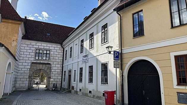 Třeboňsk&aacute; radnice prod&aacute;v&aacute; Krč&iacute;nův dům spojen&yacute; s v&yacute;znamnou osobnost&iacute; třeboňsk&eacute;ho rybn&iacute;k&aacute;řstv&iacute;, byť
nen&iacute; jist&eacute;, zda v něm Krč&iacute;n bydlel.