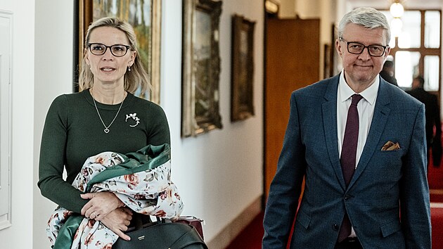 Ministryně pro místní rozvoj Zuzana Mrázová.a vicepremiér Karel Havlíček přicházejí na jednání vlády (20. dubna 2026)