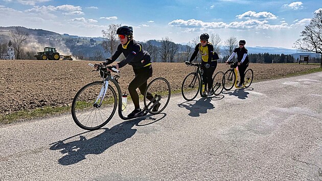 Pětice z t&yacute;mu Kick France Femmes 2026 se chyst&aacute; ujet ženskou variantu Tour de France na koloběžk&aacute;ch. Zdol&aacute;v&aacute;n&iacute; poř&aacute;dn&yacute;ch kopců vyrazily sportovkyně tr&eacute;novat do Libereck&eacute;ho kraje, odkud jedna z nich poch&aacute;z&iacute;.