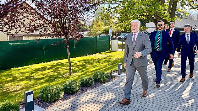 Petr Pavel svou n&aacute;v&scaron;těvu Pardubick&eacute;ho kraje zah&aacute;jil setk&aacute;n&iacute;m se studenty Gymn&aacute;zia a grafick&eacute; &scaron;koly v Přelouči. (22. dubna 2026)