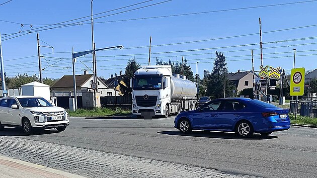Kamion vjel na železničn&iacute; přejezd v Pardubic&iacute;ch Na Slovanech v momentě, kdy sv&iacute;tila v&yacute;stražn&aacute; světla. Zastavil až ve chv&iacute;li, kdy se začaly skl&aacute;pět z&aacute;vory a jedna z nich spadla mezi kabinu a cisternu. (26. dubna 2026)