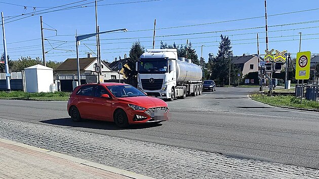 Kamion vjel na železničn&iacute; přejezd v Pardubic&iacute;ch Na Slovanech v momentě, kdy sv&iacute;tila v&yacute;stražn&aacute; světla. Zastavil až ve chv&iacute;li, kdy se začaly skl&aacute;pět z&aacute;vory a jedna z nich spadla mezi kabinu a cisternu. (26. dubna 2026)