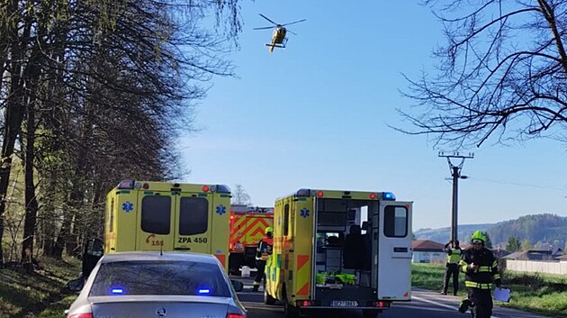 Auto po sr&aacute;žce u Dlouh&eacute; Třebov&eacute; narazilo do stromu. Řidička skončila v nemocnici, d&iacute;tě musel transportovat vrtuln&iacute;k. (22. dubna 2026)