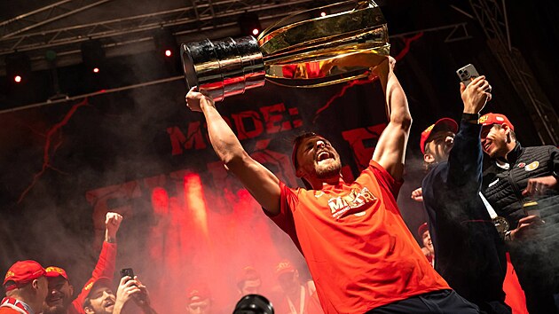 Radost měli pochopitelně všichni. Třeba útočník Jiří Smejkal, ten kvůli zranění ruky promeškal valnou většinu sezony, ale v play off už absolvoval plnou porci 17 zápasů s bilancí 5+3. (29. dubna 2026)