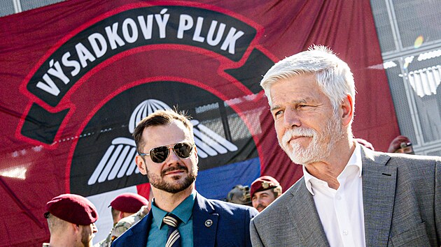 Prezident Petr Pavel při n&aacute;v&scaron;těvě z&aacute;kladny 43. v&yacute;sadkov&eacute;ho pluku v Chrudimi. (22. dubna 2026)
