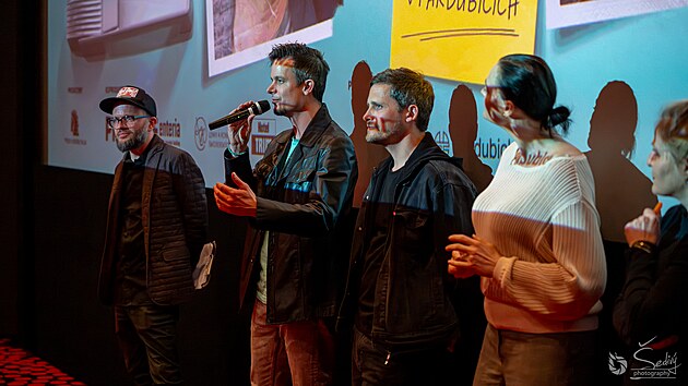 V půlce dubna se v pardubick&eacute;m multikině CineStar uskutečnila slavnostn&iacute; předpremi&eacute;ra satirick&eacute; komedie Ovce žerou prvn&iacute;, kter&aacute; vstoupila do kin 23. dubna.