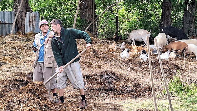 Z nat&aacute;čen&iacute; filmu Ovce žerou prvn&iacute;, kter&yacute; vznikal v Pardubic&iacute;ch.