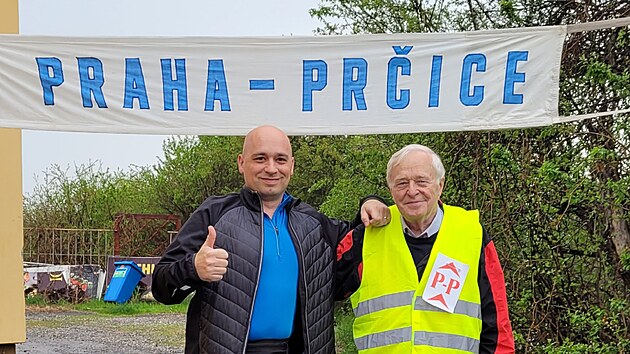 Zač&aacute;tek pochodu v 8.00 v Komořanech, kde report&eacute;ra odstartoval dlouholet&yacute; pořadatel pochodů Praha&ndash;Prčice Miroslav Jur&aacute;ň.