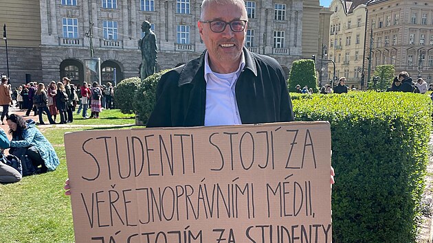 Na studentsk&yacute; prostest proti vl&aacute;dn&iacute;mu n&aacute;vrhu na zru&scaron;en&iacute; koncesion&aacute;řsk&yacute;ch poplatků dorazil tak&eacute; exministr pro evropsk&eacute; z&aacute;ležitosti Martin Dvoř&aacute;k (STAN). (22. dubna 2026)