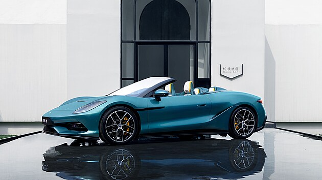 Tento úchvatný kabriolet od značky Denza (součást koncernu BYD) kombinuje italskou eleganci s brutální silou přes 1 000 koní. Díky třem elektromotorům zrychlí na stovku za méně než 2 sekundy.