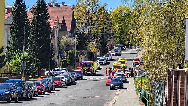 Policist&eacute; zasahuj&iacute; ve Smetanově ulici v Jablonci nad Nisou, kde muž vyhrožuje fyzick&yacute;m napaden&iacute;m.