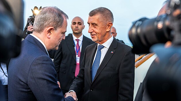 Předseda vl&aacute;dy Andrej Babi&scaron; a prvn&iacute; m&iacute;stopředseda vl&aacute;dy a ministr průmyslu a obchodu Karel Havl&iacute;ček zah&aacute;jili společnou cestu po Kavkaze př&iacute;letem do města Gabala v &Aacute;zerbajdž&aacute;nu. (26. dubna 2026)