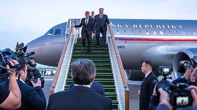 Předseda vl&aacute;dy Andrej Babi&scaron; a prvn&iacute; m&iacute;stopředseda vl&aacute;dy a ministr průmyslu a obchodu Karel Havl&iacute;ček zah&aacute;jili společnou cestu po Kavkaze př&iacute;letem do města Gabala v &Aacute;zerbajdž&aacute;nu. (26. dubna 2026)