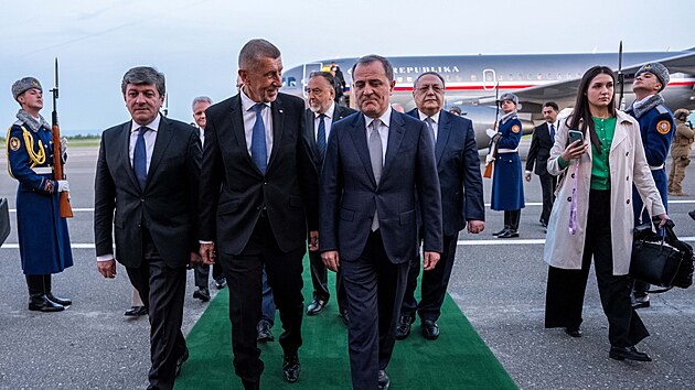 Předseda vl&aacute;dy Andrej Babi&scaron; a prvn&iacute; m&iacute;stopředseda vl&aacute;dy a ministr průmyslu a obchodu Karel Havl&iacute;ček zah&aacute;jili společnou cestu po Kavkaze př&iacute;letem do města Gabala v &Aacute;zerbajdž&aacute;nu. (26. dubna 2026)