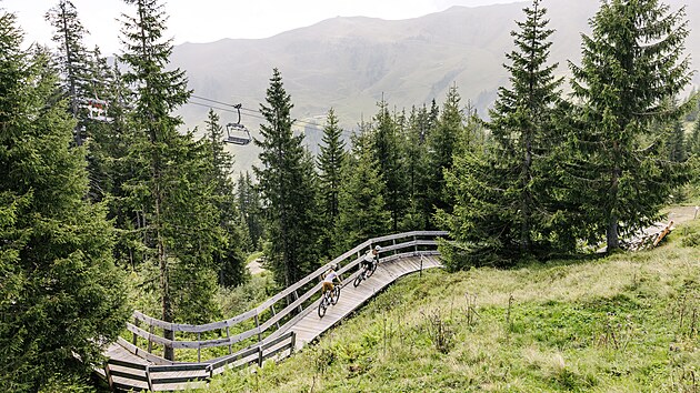 Velkou novinkou v Kitzbühelu je Bike Trail Kirchberg, nová zhruba deset kilometrů dlouhá trasa, která propojuje horní stanici lanovky Fleckalmbahn s trailovou sítí na Gaisbergu.