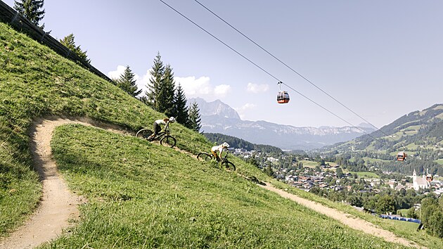Velkou novinkou v Kitzbühelu je Bike Trail Kirchberg, nová zhruba deset kilometrů dlouhá trasa, která propojuje horní stanici lanovky Fleckalmbahn s trailovou sítí na Gaisbergu.