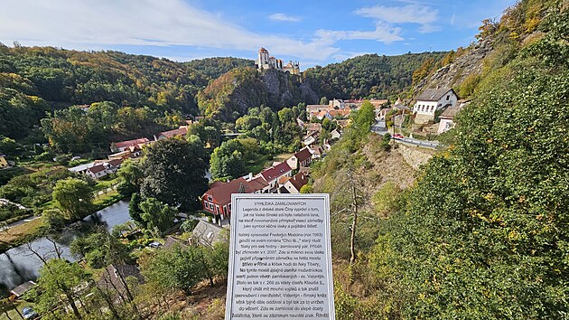 Vyhlídka zamilovaných u Vranova nad Dyjí skýtá úchvatný výhled do okolí a na nedaleký zámek. Je inspirována legendou z Číny, která vypráví o tom, jak si novomanželé připevňovali zámečky na lana natažená na Velké čínské zdi, aby si tak pojistili věčnou lásku a štěstí.