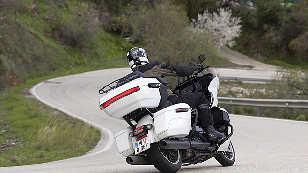 Motocykl je možné objednat buď v chromovaném provedení, nebo s černým motorem a výfuky.