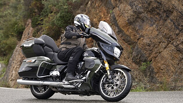 Street Glide dává lepší odezvu od řízení i víc citu při intenzivním brzdění.