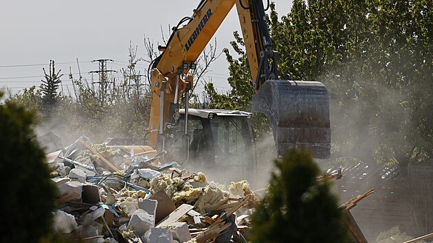 Rodinn&yacute; dům v Dob&scaron;ic&iacute;ch na Znojemsku, kter&yacute; &uacute;řady označily jako černou stavbu, zboural bagr. (28. dubna 2026)