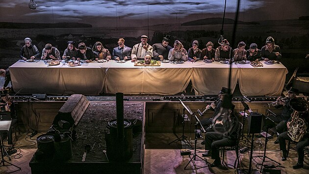 Pětačtyřicet souborů a uměleck&yacute;ch skupin s celkem 37 inscenacemi a 263 představen&iacute;mi. Takov&yacute; bude festival Jižn&iacute; Sv&eacute;r&aacute;z, kter&yacute; v p&aacute;tek 1. května začne Festivalov&yacute;mi jednohubkami. Herci při něm pobav&iacute; n&aacute;v&scaron;těvn&iacute;ky na netradičn&iacute;ch m&iacute;stech a zam&iacute;ř&iacute; do ulic, parků, industri&aacute;ln&iacute;ch prostor, pam&aacute;tek, ale i do n&aacute;drže Bagr v českobudějovick&eacute; Stromovce.