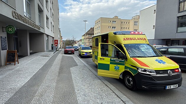 Muž hr&aacute;l v t&aacute;borsk&eacute; restauraci na piano a ve vteřině se ocitl v př&iacute;m&eacute;m ohrožen&iacute; života. Svědci okamžitě volali na linku 155. Oper&aacute;tor s př&iacute;tomn&yacute;mi hosty a person&aacute;lem zah&aacute;jil telefonicky asistovanou resuscitaci a současně vyslal na m&iacute;sto pos&aacute;dky.