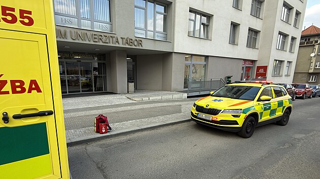 Muž hr&aacute;l v t&aacute;borsk&eacute; restauraci na piano a ve vteřině se ocitl v př&iacute;m&eacute;m ohrožen&iacute; života. Svědci okamžitě volali na linku 155. Oper&aacute;tor s př&iacute;tomn&yacute;mi hosty a person&aacute;lem zah&aacute;jil telefonicky asistovanou resuscitaci a současně vyslal na m&iacute;sto pos&aacute;dky.