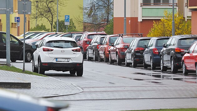 Naj&iacute;t voln&eacute; parkovac&iacute; m&iacute;sto na s&iacute;dli&scaron;ti M&aacute;j je pravidelně velk&yacute; probl&eacute;m.