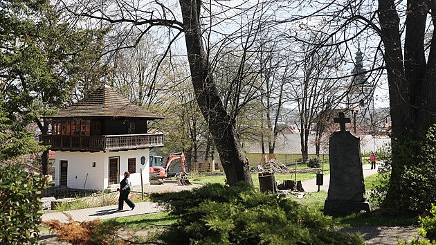 Děkansk&aacute; zahrada je zelen&yacute;m srdcem v sam&eacute;m centru Pelhřimova. Park nyn&iacute; ček&aacute; revitalizace, kter&aacute; mu d&aacute; novou podobu. Nov&yacute;m l&aacute;kadlem m&aacute; b&yacute;t historick&aacute; ka&scaron;na a kask&aacute;da do spodn&iacute;ho jez&iacute;rka.