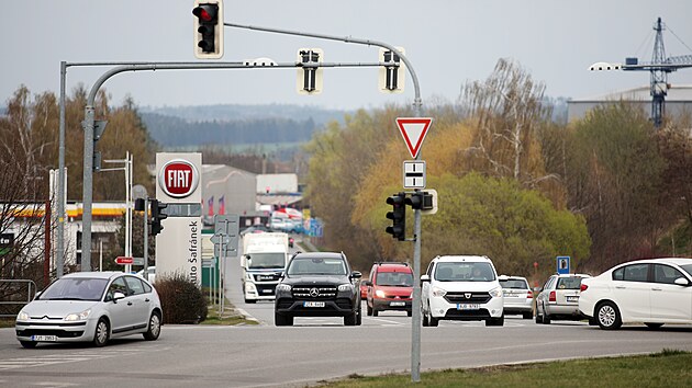 Trasou ru&scaron;n&eacute; Spojovac&iacute; ulice m&aacute; mimo jin&eacute; v&eacute;st &bdquo;průchvat&ldquo; městem v podobě, v jak&eacute; ho v r&aacute;mci ř&iacute;zen&iacute; EIA začaly znovu projedn&aacute;vat &uacute;řady.