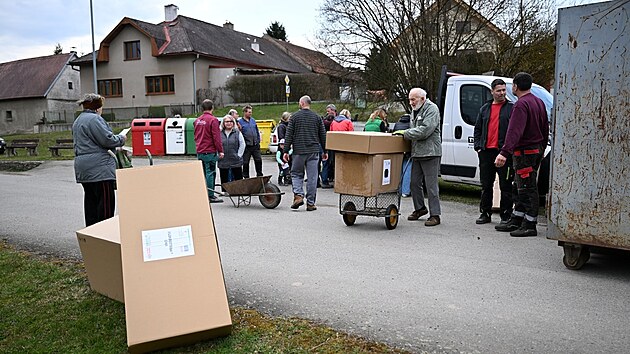 Havl&iacute;čkobrodsk&eacute; Technick&eacute; služby rozd&aacute;valy kompost&eacute;ry př&iacute;mo v m&iacute;stn&iacute;ch č&aacute;stech. Mezi obyvateli o ně byl enormn&iacute; z&aacute;jem, rozebrali si je během chv&iacute;le.