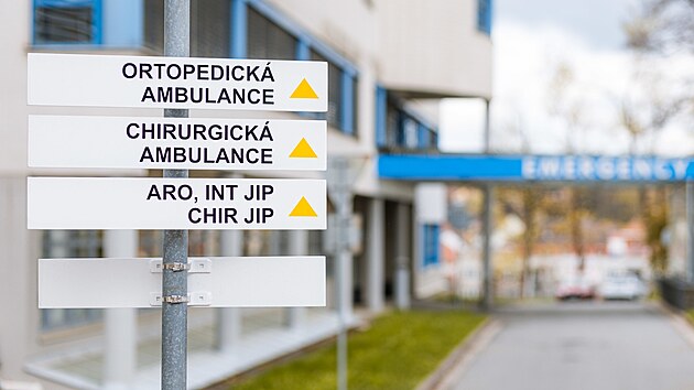 Pacientům, ale i zaměstnancům, n&aacute;v&scaron;těv&aacute;m či z&aacute;chran&aacute;řům m&aacute; pomoci nov&eacute; orientačn&iacute; značen&iacute; v are&aacute;lu pelhřimovsk&eacute; nemocnice. Navigace je sjednocen&aacute; tak, aby byla srozumiteln&aacute; na prvn&iacute; pohled. (27. dubna 2026)