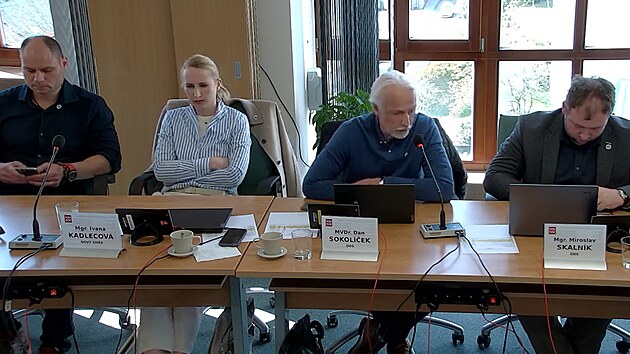 Převahu měli na ponděln&iacute;m zased&aacute;n&iacute; z&aacute;stupci opozice, jichž dorazilo celkem &scaron;est. Na sn&iacute;mku zleva Petr Tepl&yacute;, Ivana Kadlecov&aacute;, Dan Sokol&iacute;ček a Miroslav Skaln&iacute;k.