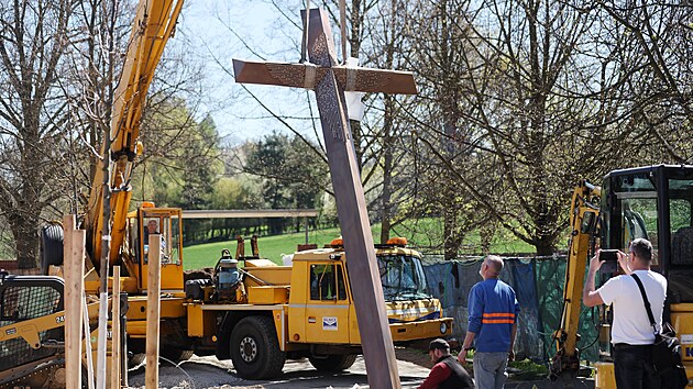 Na hřbitově v Pelhřimově přibyla při jeho roz&scaron;iřov&aacute;n&iacute; kromě kolumb&aacute;ri&iacute; i bronzov&aacute; ka&scaron;na a &scaron;est metrů vysok&yacute; kovov&yacute; kř&iacute;ž. Propojuje je řeka vytvořen&aacute; z kamenů symbolizuj&iacute;c&iacute; tok života. Nově vytvořen&eacute; pietn&iacute; m&iacute;sto budou moci pozůstal&iacute; využ&iacute;t i pro posledn&iacute; rozloučen&iacute;. (29. dubna 2026)
