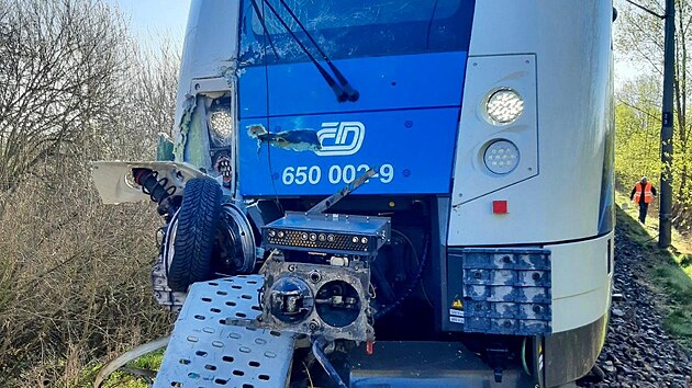 Při sr&aacute;žce vlaku s dod&aacute;vkou se zranili dva lid&eacute; z vozidla. (22. dubna 2026) 