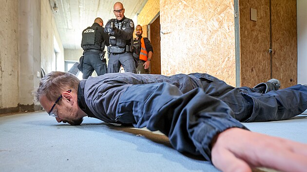 Policist&eacute; ČR a českobudějovičt&iacute; str&aacute;žn&iacute;ci spolu cvičili z&aacute;sah proti ozbrojen&yacute;m osob&aacute;m v budov&aacute;ch a tak&eacute; společn&eacute; střelby na terč. (28. dubna 2026)