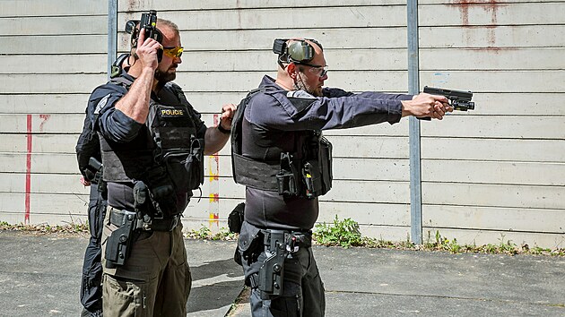 Policist&eacute; ČR a českobudějovičt&iacute; str&aacute;žn&iacute;ci spolu cvičili z&aacute;sah proti ozbrojen&yacute;m osob&aacute;m v budov&aacute;ch a tak&eacute; společn&eacute; střelby na terč. (28. dubna 2026)