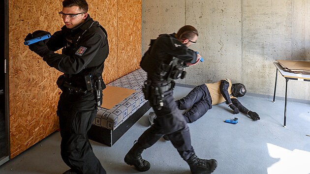 Policist&eacute; ČR a českobudějovičt&iacute; str&aacute;žn&iacute;ci spolu cvičili z&aacute;sah proti ozbrojen&yacute;m osob&aacute;m v budov&aacute;ch a tak&eacute; společn&eacute; střelby na terč. (28. dubna 2026)