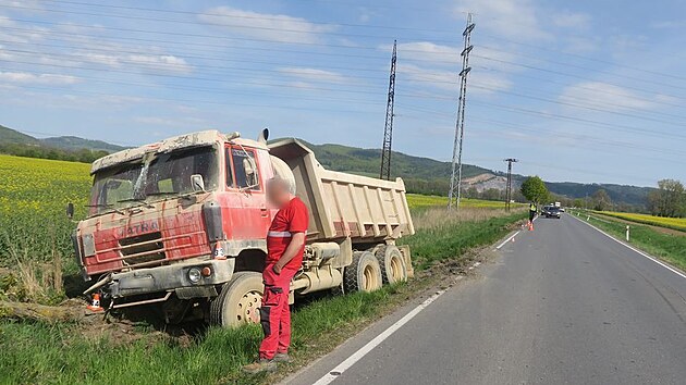 Pod naloženou tatrou se na okraji Z&aacute;břehu utrhla krajnice, vůz pot&eacute; vyjel ze silnice a narazil do stromu.