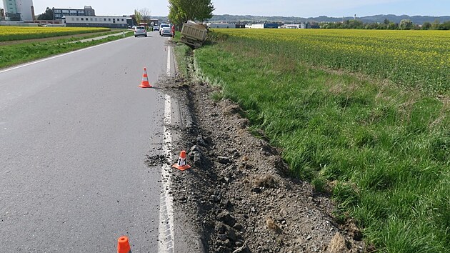 Pod naloženou tatrou se na okraji Z&aacute;břehu utrhla krajnice, vůz pot&eacute; vyjel ze silnice a narazil do stromu.